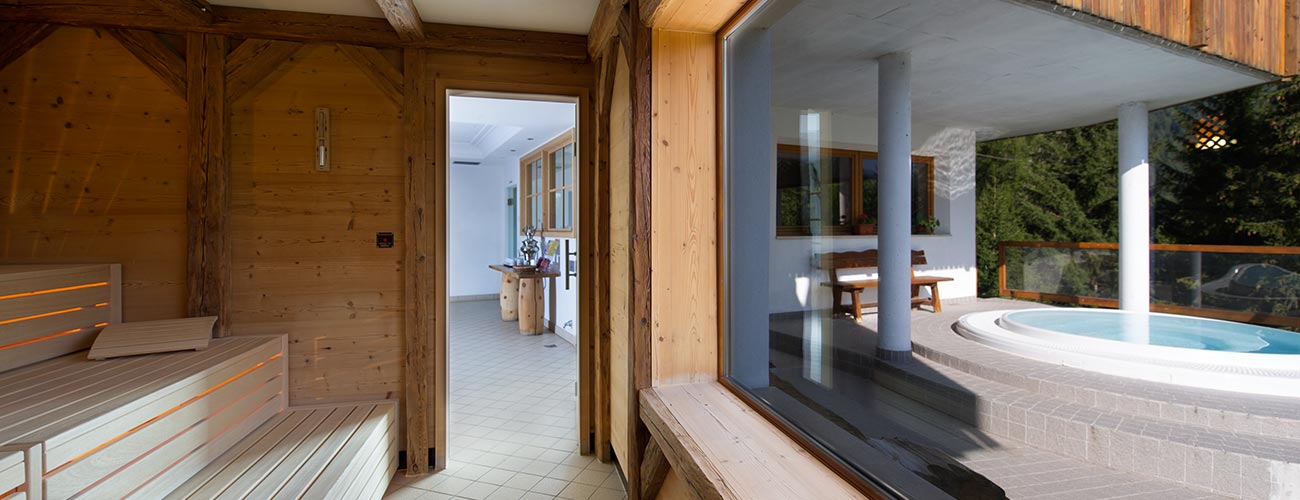 Wellnessbereich vom Hotel Gran Mugon: Einblick in die Sauna und zum Whirlpool