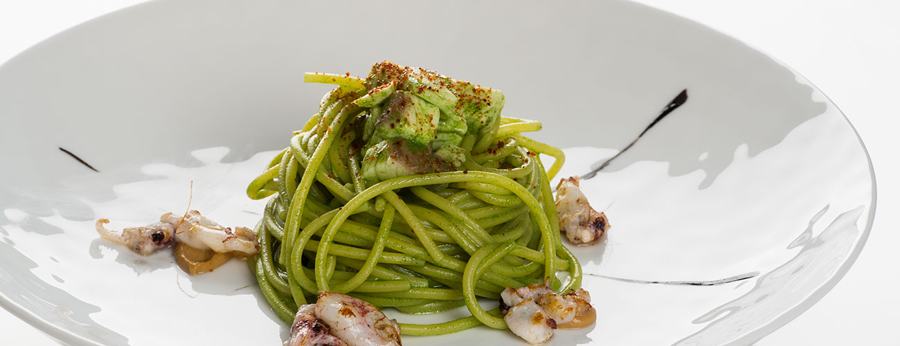 Grüne Spaghetti mit Tintenfischen: Gourmet-Restaurant Lchimpl in Vigo di fassa