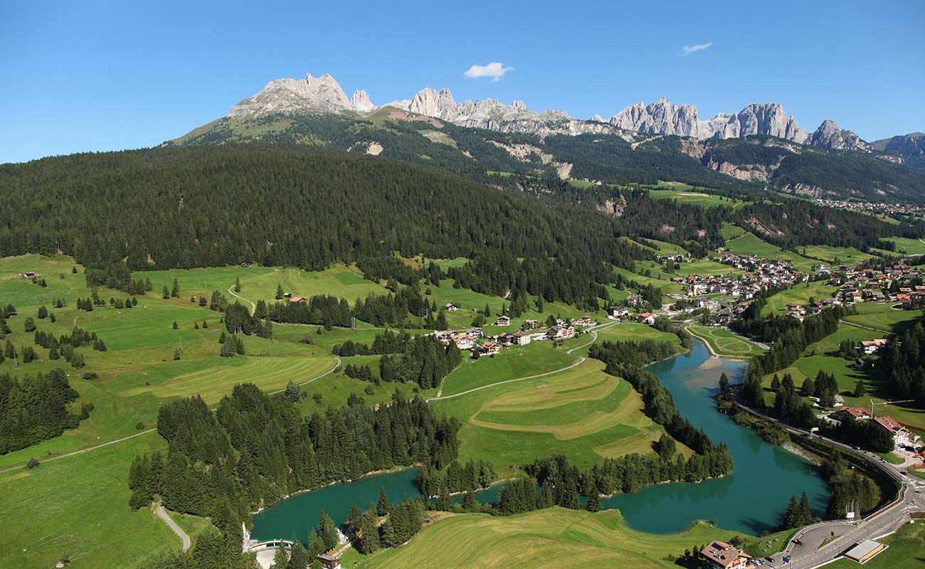 Vigo di Fassa und Umgebung: Landschaft und Berge im Sommer