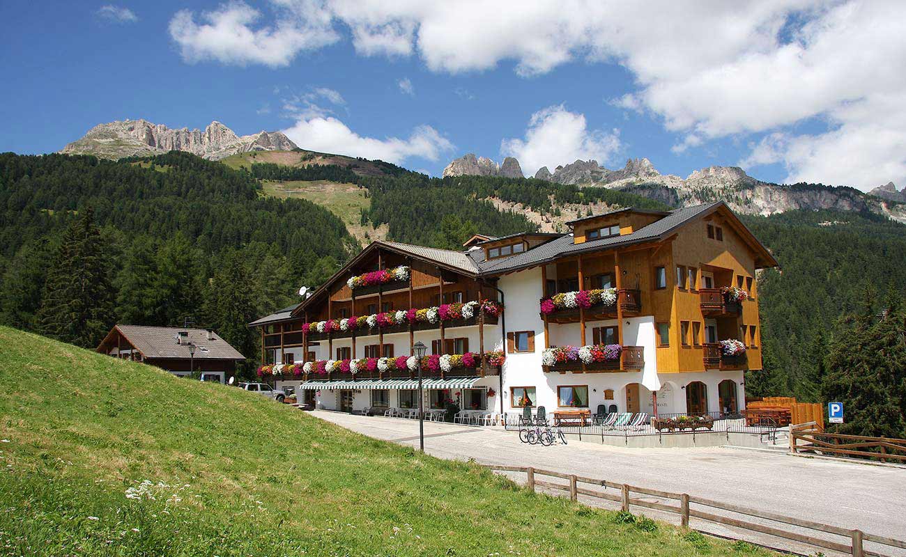 Das Hotel Gran Mugon von außen mit blumengeschmückten Balkonen