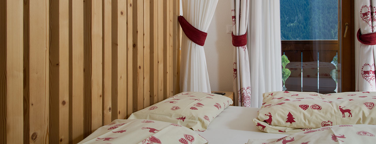 Camera da letto matrimoniale con dettagli in legno