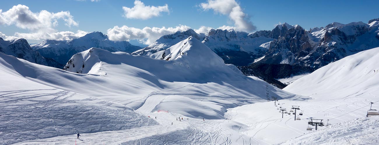 Berge von Schnee rund um Vigo di Fassa