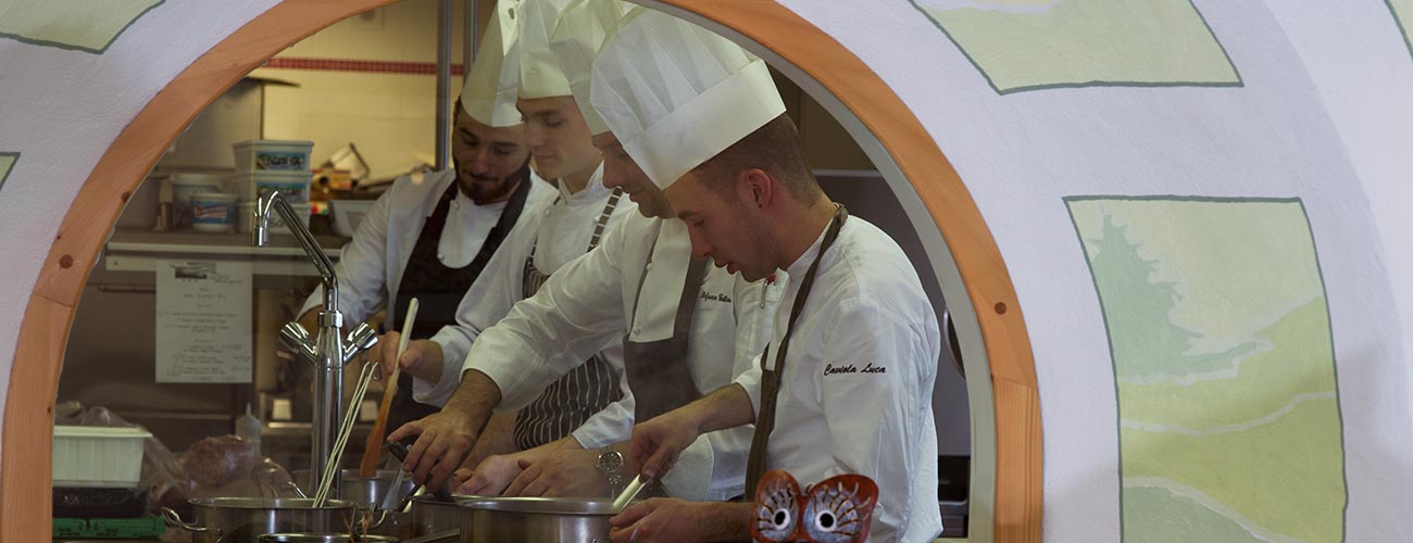 Finestra che dà sulla cucina dell'Hotel Gran Mugon dove i cuochi preparano le pietanze